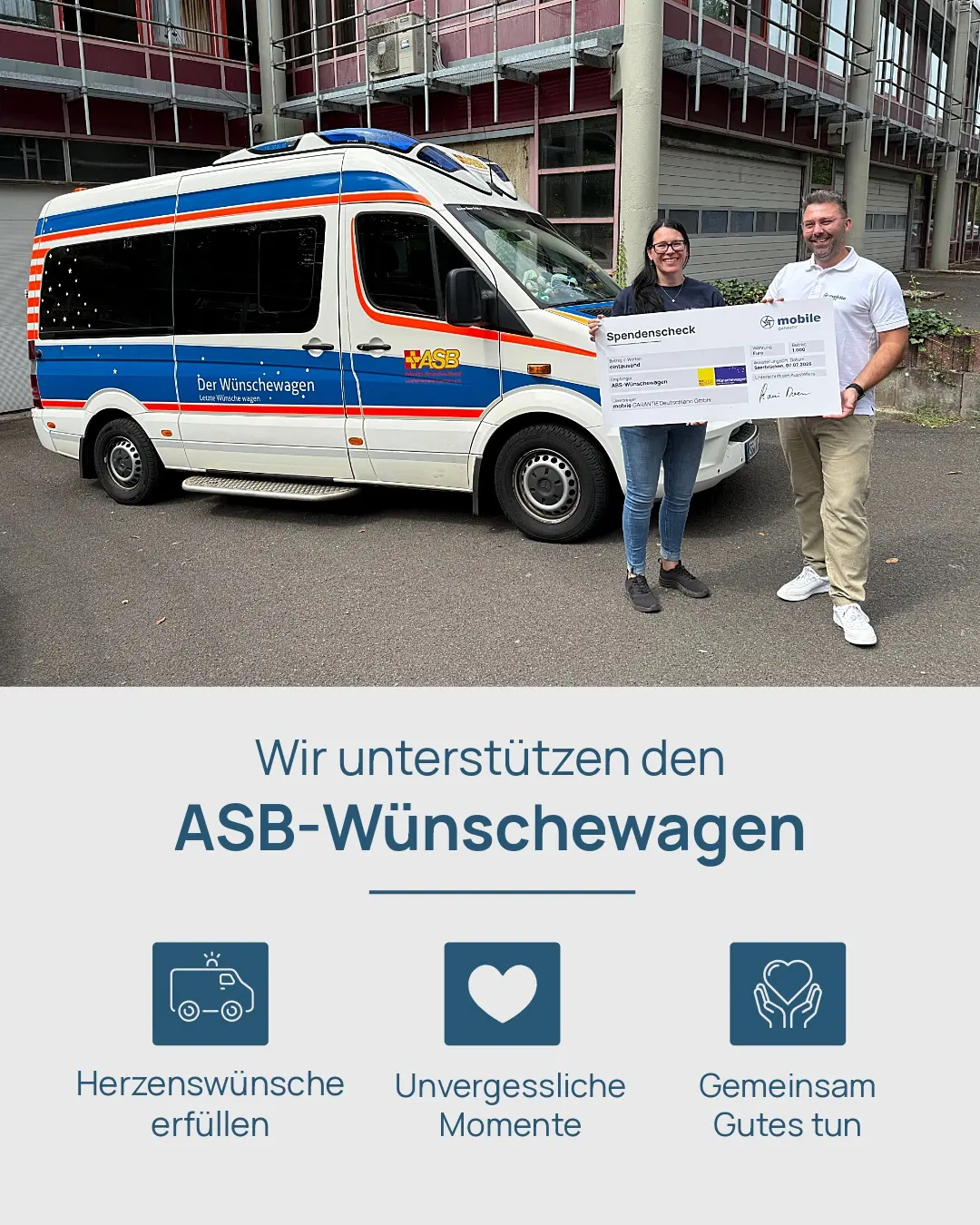 Stellvertretend für die <b>mobile</b> <i>GARANTIE </i> übergab Yannick Doerr diese Woche den symbolischen Spendenscheck an Katja Fickinger vom ASB Wünschewagen Saarland.