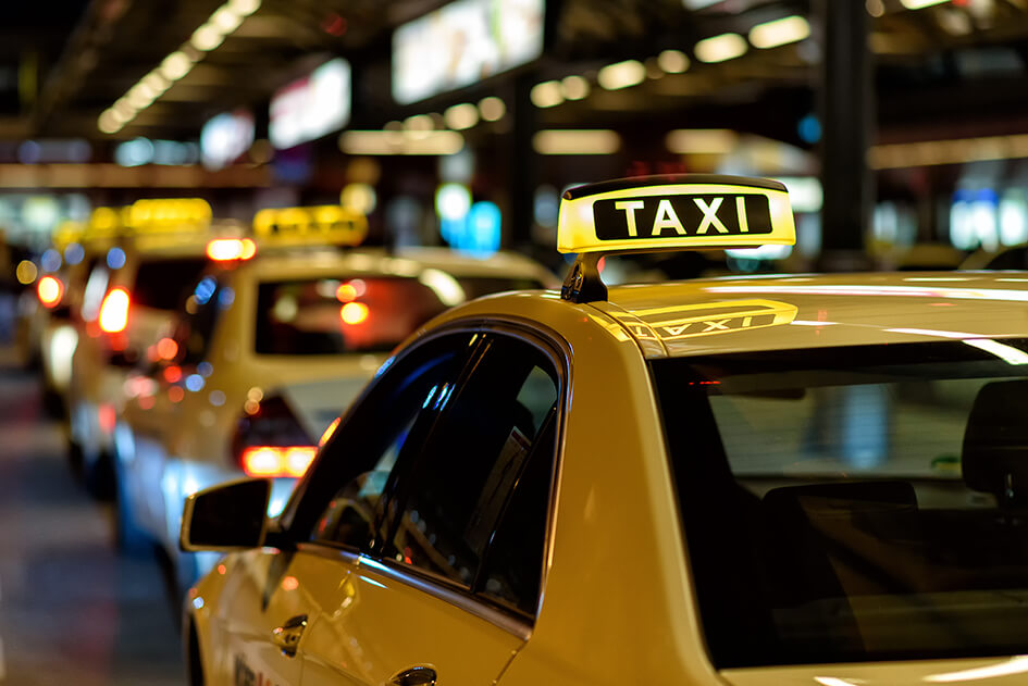 AdobeStock 128209387 Reihe von Taxis im Dunkeln klein